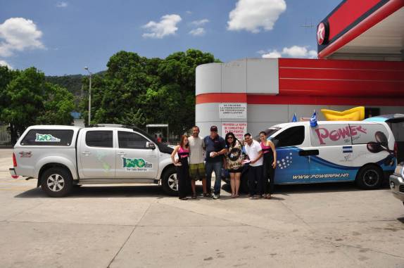 Foto com a equipe da rádio que entrevistou a Ana em um posto de San Pedro Sula, em Honduras